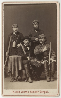 Neli korporatsioon "Estonia" liiget jahirelvastuses, grupifoto  duplicate photo