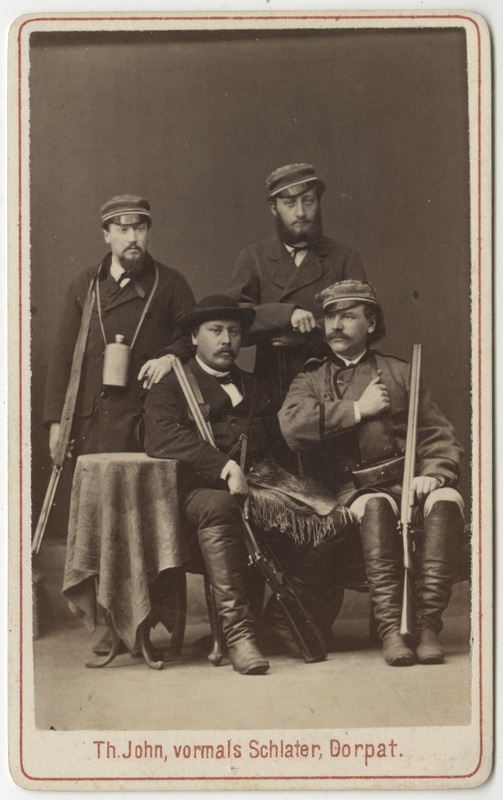 Neli korporatsioon "Estonia" liiget jahirelvastuses, grupifoto