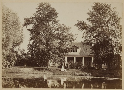 Maja ja tiik Tartu Ülikooli Botaanikaaias  duplicate photo