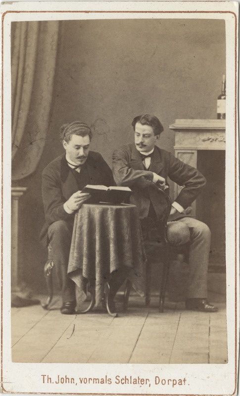 Korporatsioon "Estonia" liikmed Alexander von Ramm ja parun Arthur Stackelberg laua taga raamatut lugemas, grupifoto