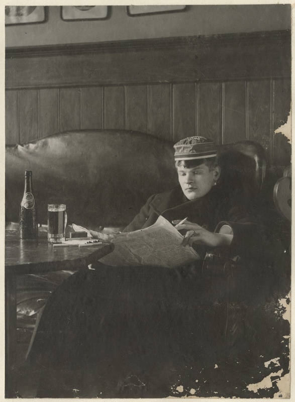 Korporatsioon "Estonia" liige Georg Adelheim ajalehte lugemas, portreefoto