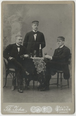 Korporatsioon "Estonia" liikmed Erich Mattiesen ja Carlo von Kügelgen uue värvikandja William von Barloeweniga, grupifoto  duplicate photo
