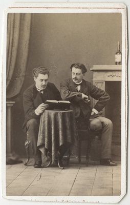 Korporatsioon "Estonia" liikmed Alexander von Ramm ja Arthur Stackelberg laua taga raamatut lugemas, grupifoto  duplicate photo