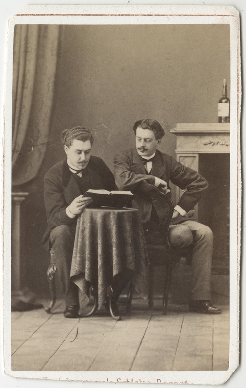 Korporatsioon "Estonia" liikmed Alexander von Ramm ja Arthur Stackelberg laua taga raamatut lugemas, grupifoto