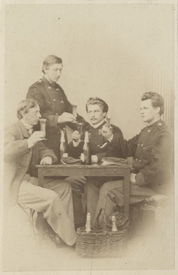 Korporatsioon "Estonia" liikmed ümber laua, pokaalid käes, grupifoto  duplicate photo