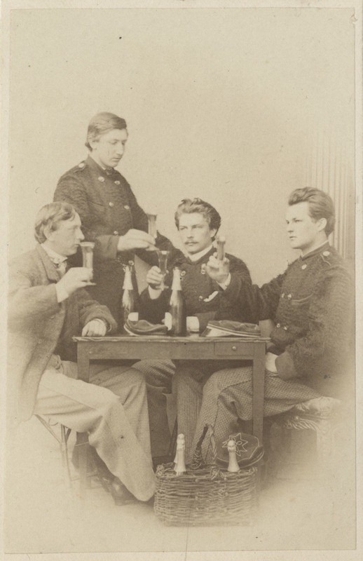 Korporatsioon "Estonia" liikmed ümber laua, pokaalid käes, grupifoto