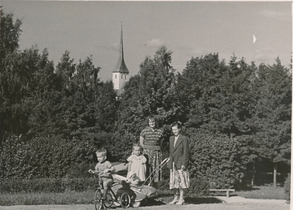 Lapsed 1950. aastatel, jalgratas ja lapsevanker