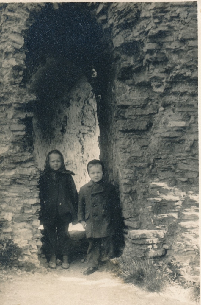 Lapsed Rakvere linnuses 1950. aastatel