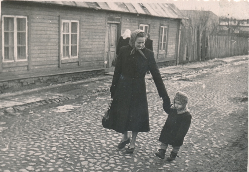 Laps ja ema  1950. aastate rõivastuses.