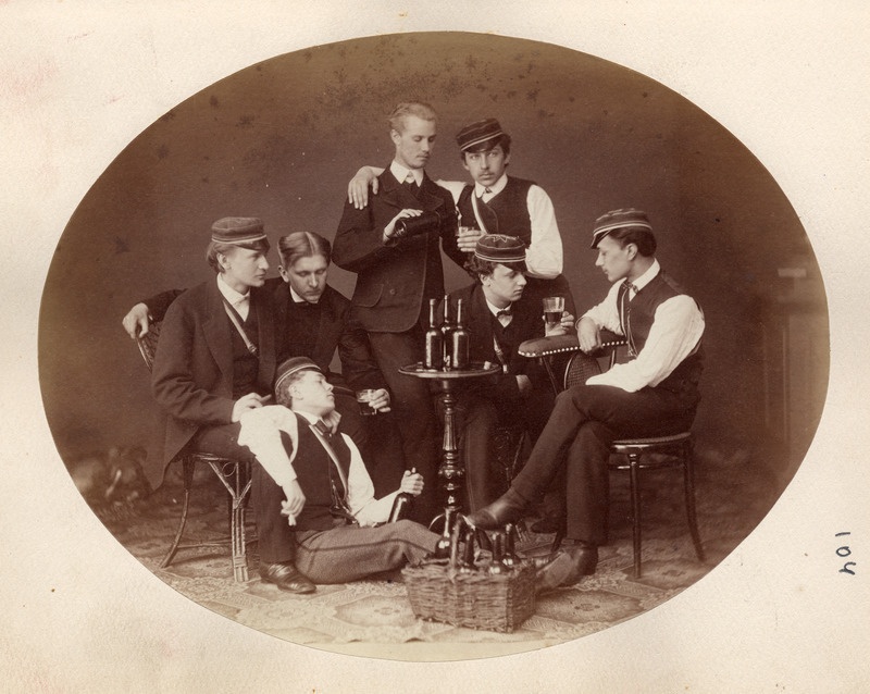 Seitse korporatsioon "Estonia" liiget pidutsemas, grupifoto