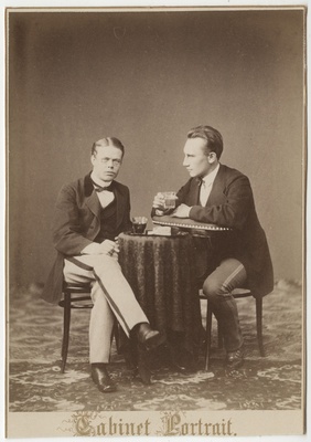 Korporatsioon "Estonia" liikmed Eduard Louis ja Ernst Lockenberg laua ümber istumas, grupifoto  duplicate photo