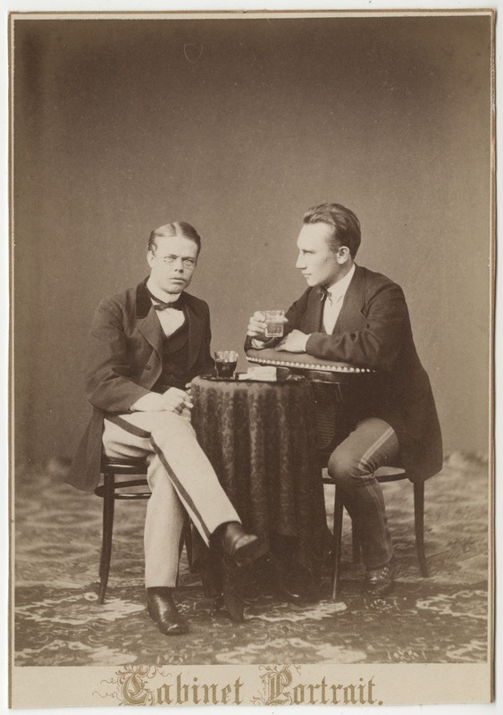 Korporatsioon "Estonia" liikmed Eduard Louis ja Ernst Lockenberg laua ümber istumas, grupifoto
