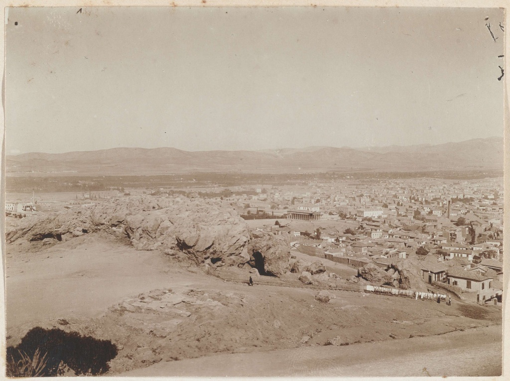 De Areopagus v/d Akropolis, De Aeropagus, een hoge brede rots bij de Akropolis in Athene, Griekenland