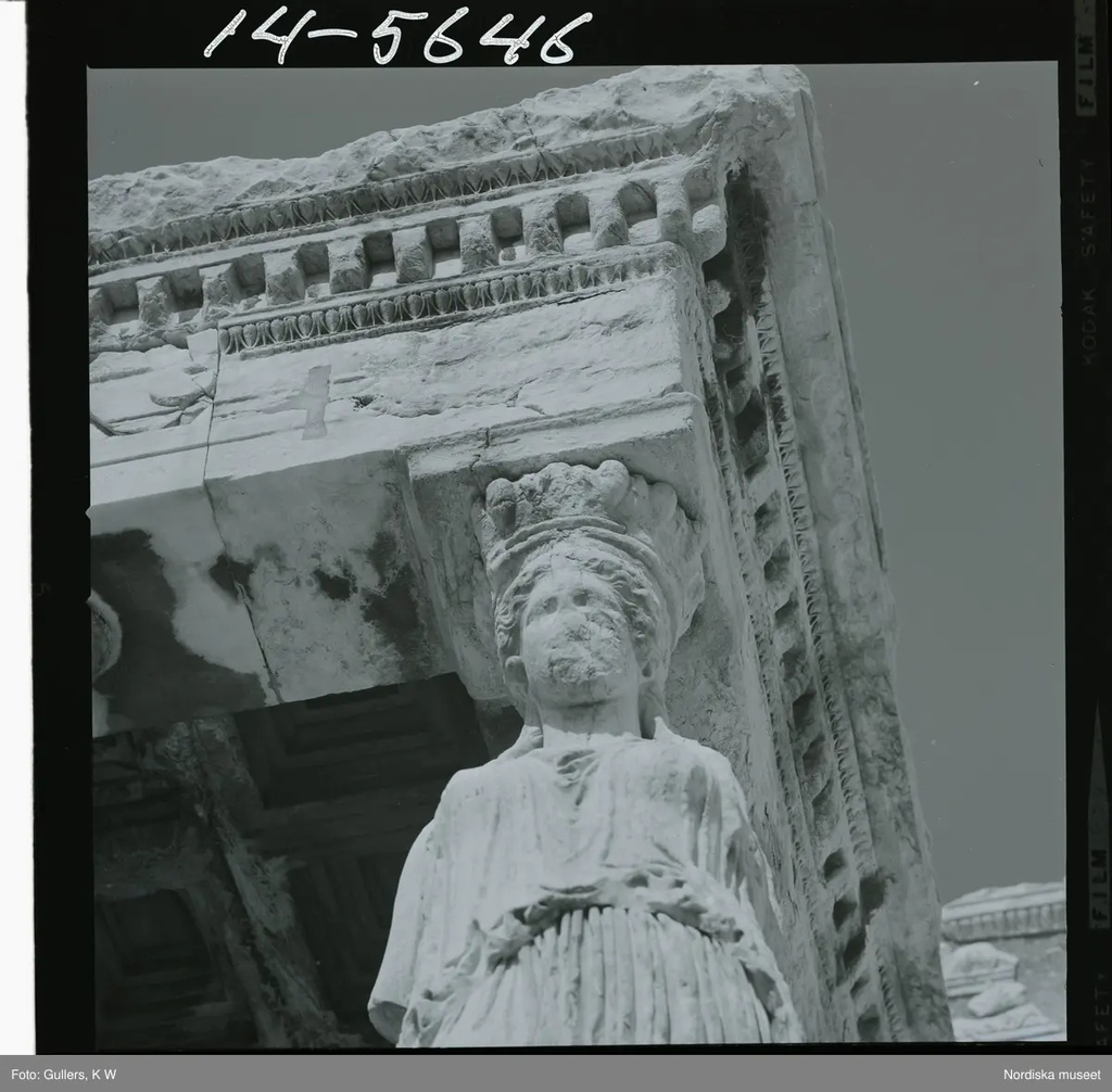 2795 Grekland Akropolis. Närbild av skulptur på templet Erechtheion.
