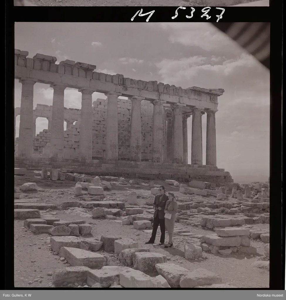 1717/H Aten. Ett par besöker Parthenon-templet, Akropolis.