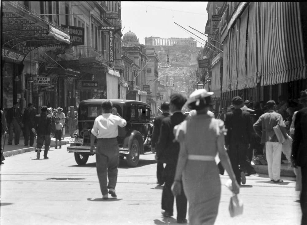 Athen: Odos Aiolou mit Blick auf Akropolis, Auto drauf -