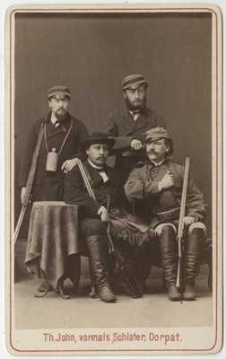 Neli korporatsioon "Estonia" liiget jahirelvastuses, grupifoto  duplicate photo