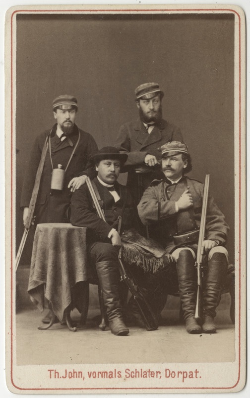 Neli korporatsioon "Estonia" liiget jahirelvastuses, grupifoto