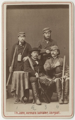 Neli korporatsioon "Estonia" liiget jahirelvastuses, grupifoto  duplicate photo