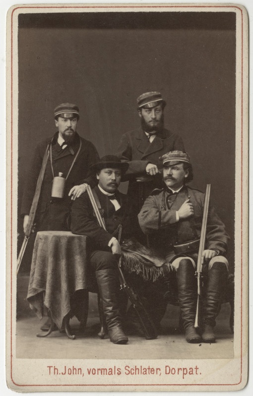 Neli korporatsioon "Estonia" liiget jahirelvastuses, grupifoto