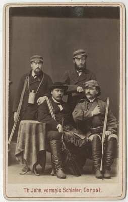 Neli korporatsioon "Estonia" liiget jahirelvastuses, grupifoto  duplicate photo