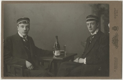 Kaks määratlemata korporatsioon "Estonia" liiget, grupifoto  duplicate photo