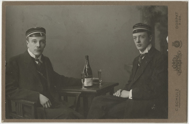 Kaks määratlemata korporatsioon "Estonia" liiget, grupifoto