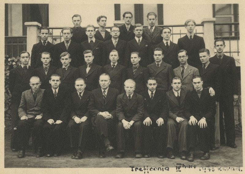 Hugo Treffneri Gümnaasiumi IV humanitaar klassi grupifoto. Pöördel allkirjad
