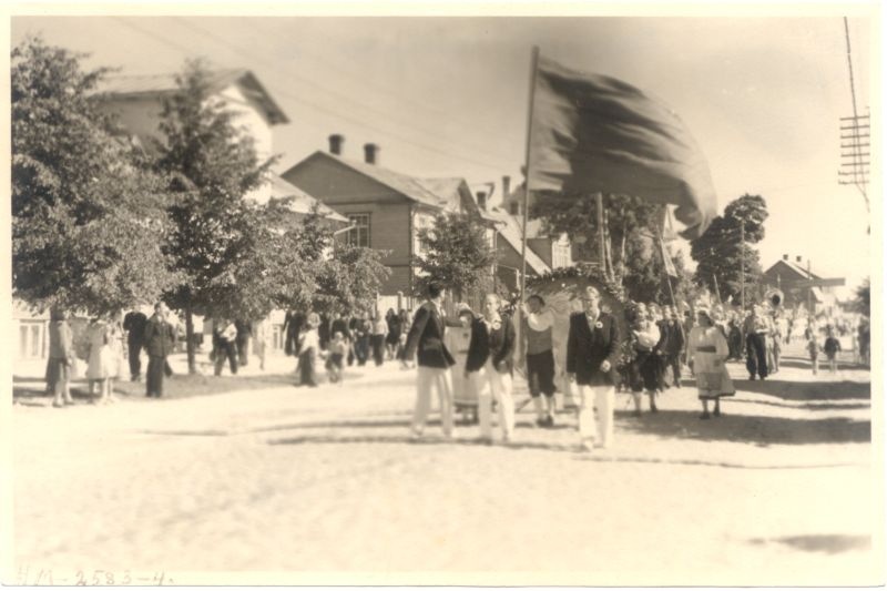 Foto. Haapsalu laulupäeva rongkäigu pea Posti tänaval. 10.07.1949.