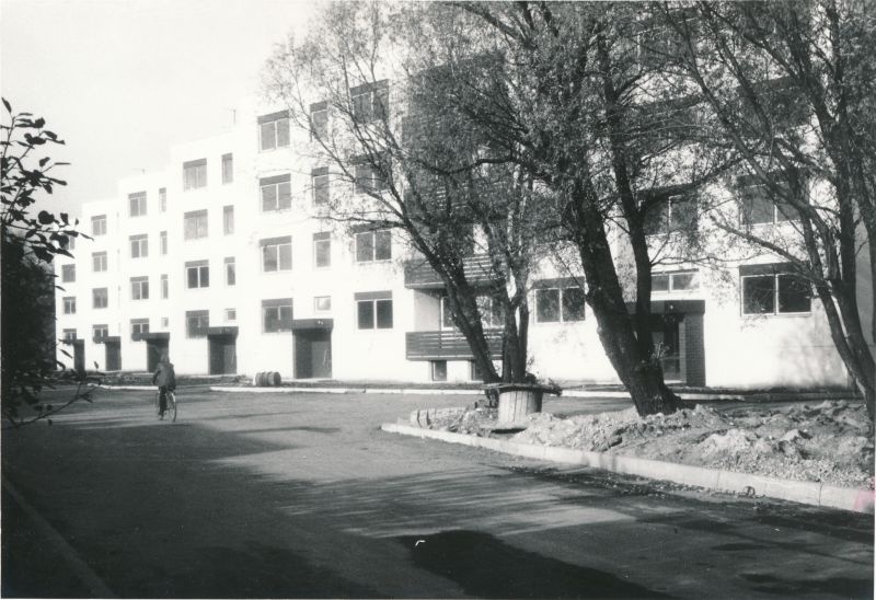 Foto. 48-korteriline elamu Põllu tänaval Haapsalus, mis valmis 1979. Ehitaja Haapsalu MEK.
Foto E.Tamm, 1979.