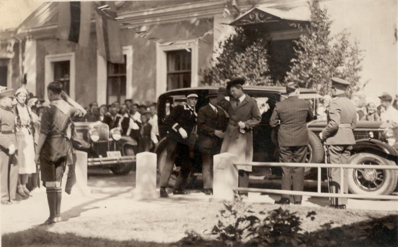 Foto. Rootsi kroonprints Gustav Adolfi külaskäik Haapsallu 3. juulil 1932. Külaline väljumas autost tollimaja ees tänaval. Linnavalitsuse album.