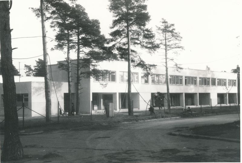 Foto. 280-kohaga lastepäevakodu Tamme tänaval Haapsalus, mis avati augustikuu lõpus 1979. Ehitaja Haapsalu MEK.
Foto E.Tamm, 1979.