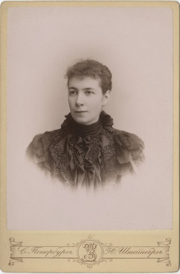 Määratlemata noor naine  duplicate photo