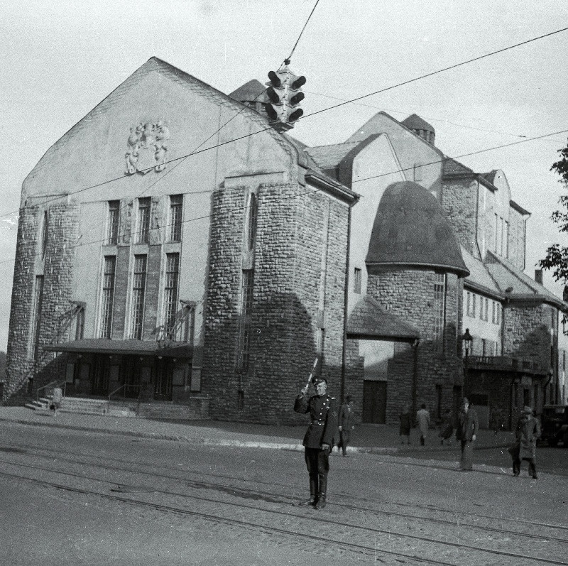 Liikluse reguleerija Tallinna Draamateatri juures Pärnu maanteel.