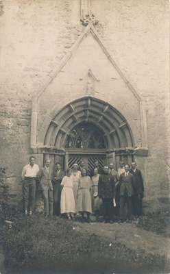Foto. Ridala Maarja-Magdaleena kirik. Rühm inimesi lääneportaali ees. Mustvalge.  similar photo