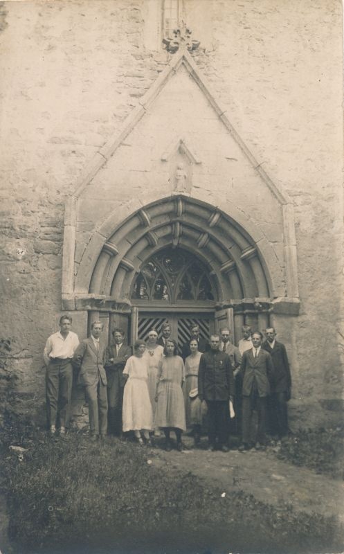 Foto. Ridala Maarja-Magdaleena kirik. Rühm inimesi lääneportaali ees. Mustvalge.