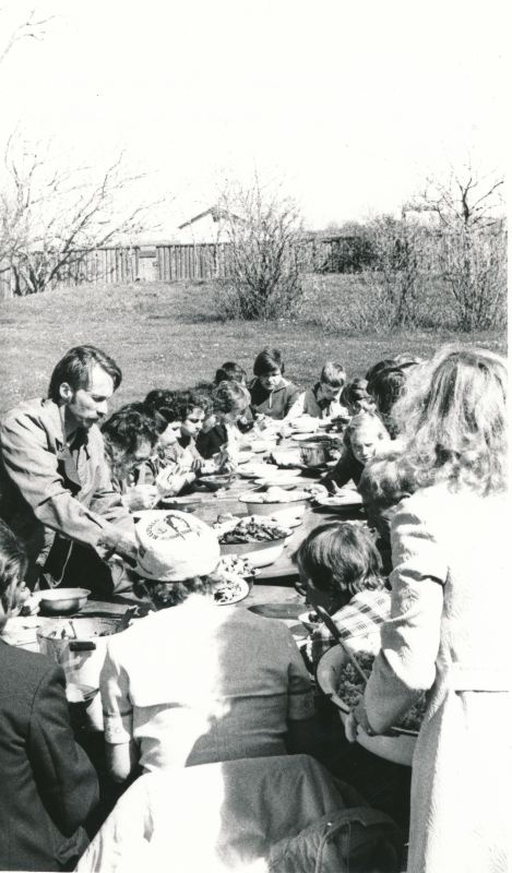 Foto. Kohtumine Osmussaare kaitse veteranidega 1979.a. Ühine eine Osmussaarel.
Foto: J.Paju.