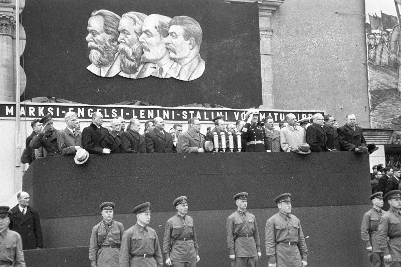 Maidemonstratsioon Tallinnas. Tribüünil vasakult I reas: 2. Eesti NSV Rahvakomissaride Nõukogu esimehe asetäitja N. Andresen, 3. EK(b)P Keskkomitee sekretär A.Pauk, 4.Eesti NSV Ülemnõukogu Presiidiumi esimees J. Vares, 5. Rahvakomissaride Nõukogu esimees J. Lauristin, 6. K.Säre, 7. Balti Sõjalaevastiku juhataja V. Tributs, 8. J. Sauer, 10.Eesti NSV põllutöö rahvakomissar G.Abels 11. EK(b)P II sekretär N. Karotamm, 12. E. Päll.