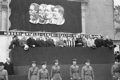 Maidemonstratsioon Tallinnas. Tribüünil vasakult I reas: 2. Eesti NSV Rahvakomissaride Nõukogu esimehe asetäitja N. Andresen, 3. EK(b)P Keskkomitee sekretär A.Pauk, 4.Eesti NSV Ülemnõukogu Presiidiumi esimees J. Vares, 5. Eesti NSV Rahvakomissaride Nõukogu esimees J. Lauristin, 6. K. Säre, 7. Balti Sõjalaevastiku juhataja V. Tributs,8. J.Sauer 10. Eesti NSV põllutöö rahvakomissar G. Abels, 11. EK(b)P II sekretär N. Karotamm.  duplicate photo