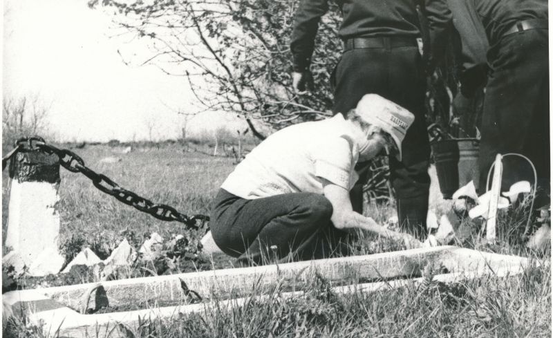 Foto. Kohtumine Osmussaare kaitse veteranidega 1979.a. Viktoria Salova, Leningradi 224. Keskkooli õpetaja.
Foto: J.Paju.
