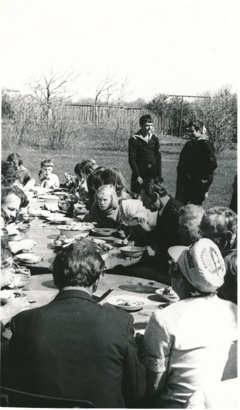 Foto. Kohtumine Osmussaare kaitse veteranidega 1979.a. Ühine eine Osmussaarel.
Foto: J.Paju.