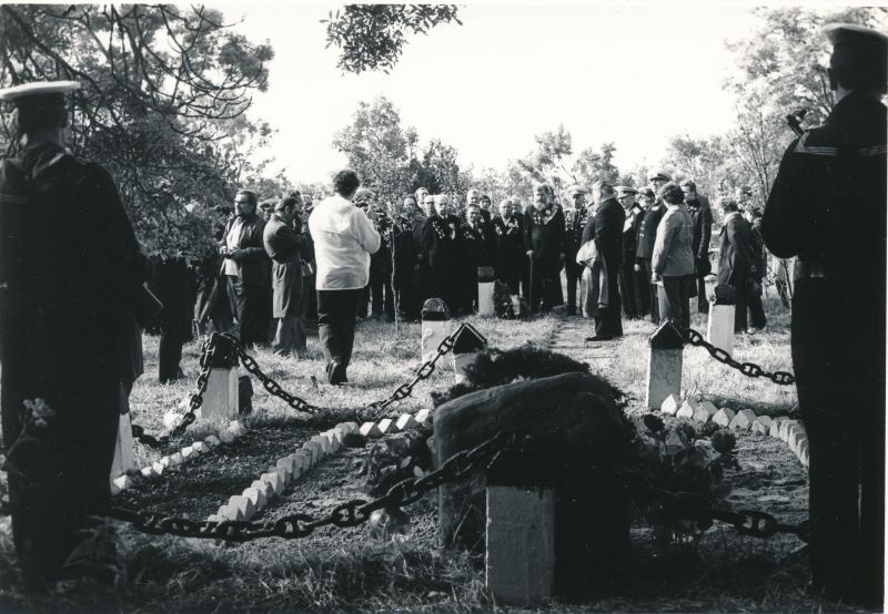 Foto. Osmussaare kaitsjate kokkutulek Haapsalus 2.-4.07.1981. Osmussaarel mälestuskivi juures.