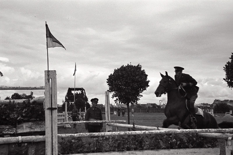 Kümnendad üleriigilised sõjaväe ratsavõistlused Tallinna hipodroomil 07.09.-10.09.1939.; tõkke ületamine.