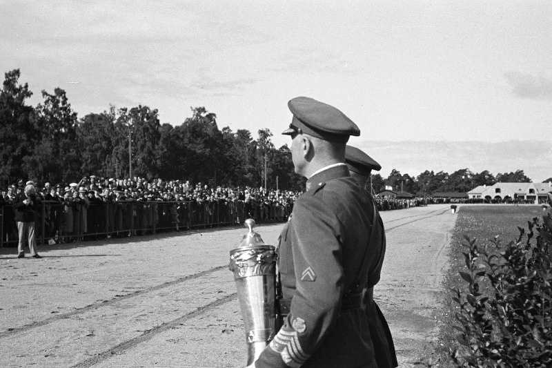 Kümnendad üleriigilised sõjaväe ratsavõistlused Tallinna hipodroomil 07.09.-10.09.1939.; võitjate autasustamine.