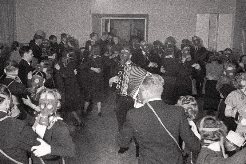 Kodanliku õhukaitse (KÕ) propaganda-majandusnädala tantsupidu gaasimaskides.