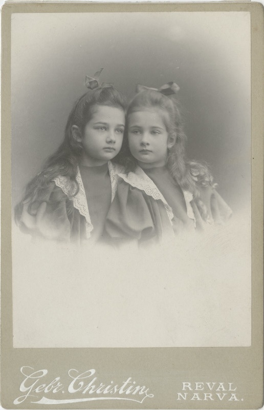 Kaks tüdrukut, portreefoto