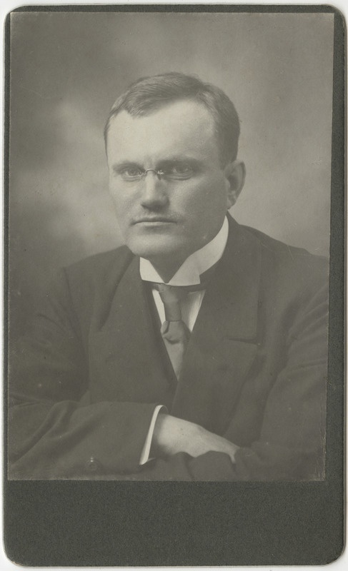Kirjanik Jaan Lindrop