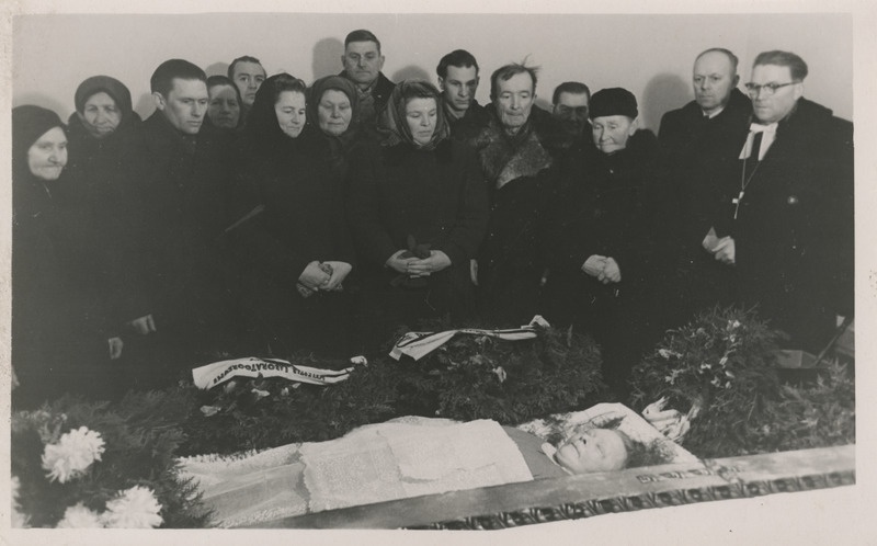 Johannes Audova, Rosalie (Pung) Audova, Jaan Audova ning teised määratlemata isikud Anna-Marie Punga matusel