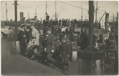 Lätlaste sõjaväelise saatkonna esimehe kindral Etiennel´i saabumine Tallinna 28.10.1919. Teda vastu võtmas sadamas kindral J. Laidoner (Etiennel´i seljataga), kolonel Hurstel, admiral J. Pitka, kindral P. Lill jt  duplicate photo