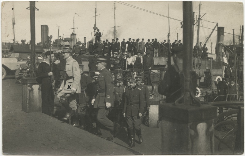 Lätlaste sõjaväelise saatkonna esimehe kindral Etiennel´i saabumine Tallinna 28.10.1919. Teda vastu võtmas sadamas kindral J. Laidoner (Etiennel´i seljataga), kolonel Hurstel, admiral J. Pitka, kindral P. Lill jt